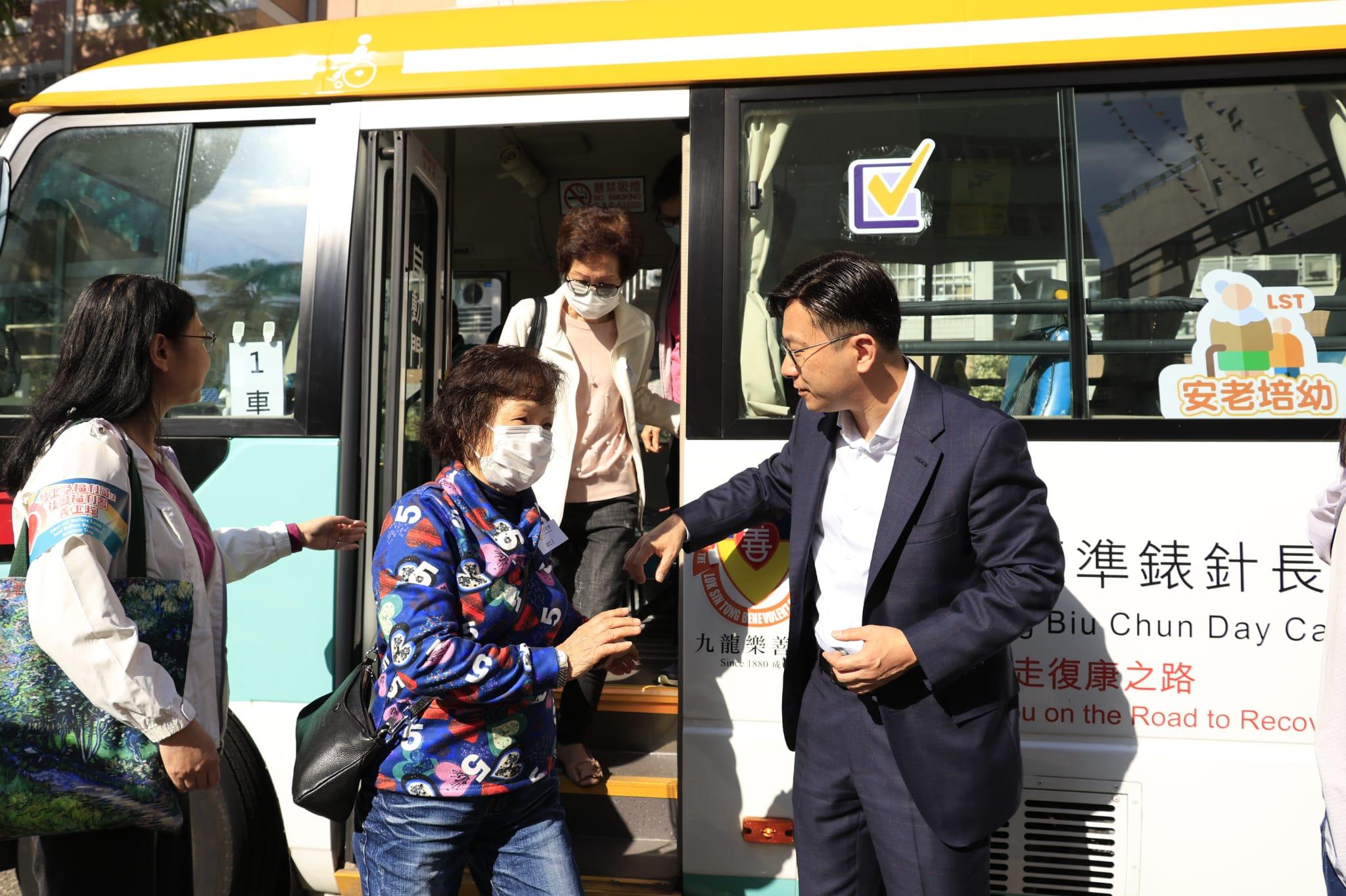 孫玉菡陪同長者坐車,並送至投票站。(林俊源攝)