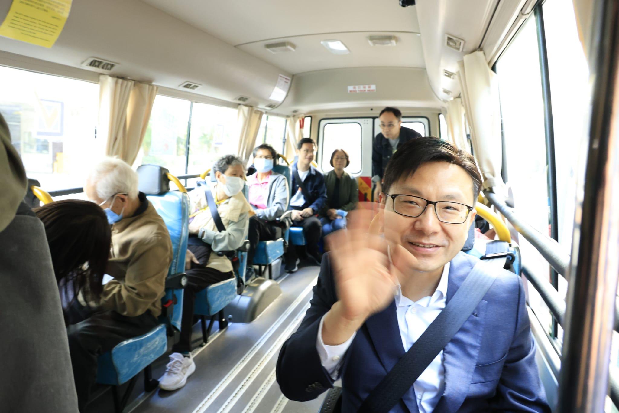 孫玉菡陪同長者坐車,並送至投票站。(林俊源攝)