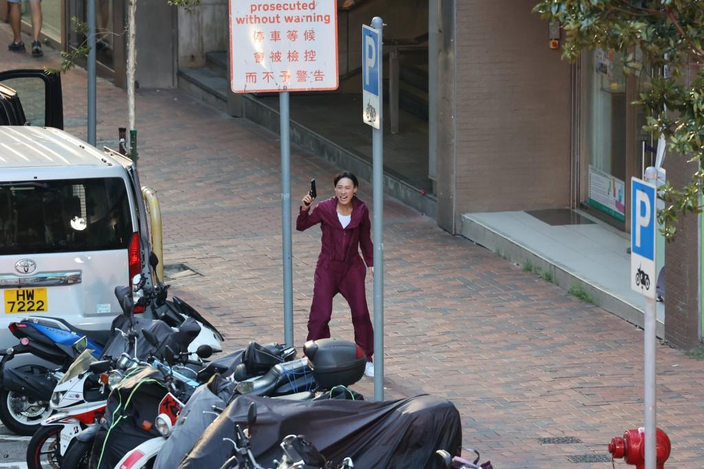 梁洛旇在電影《爆裂點》首次揸槍穿梭於熙來攘往的大街上。