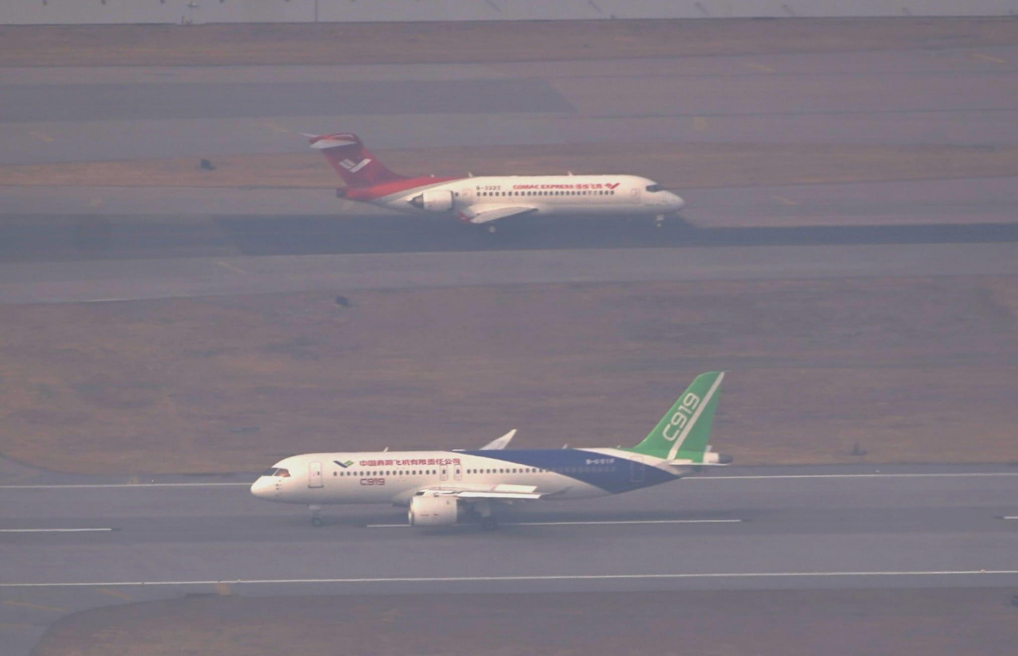 國產飛機C919及ARJ21下午抵港 機場以最高禮儀水門禮迎接