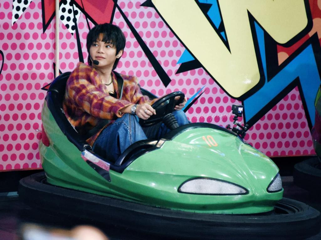 保錡與粉絲玩碰碰車。