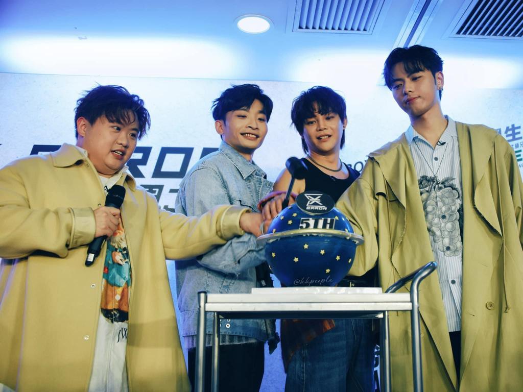 ERROR慶祝成軍五年,四子齊齊切蛋糕。