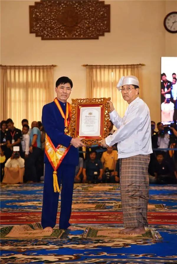 劉正祥曾捐18.5億緬幣獲獎。(圖/翻攝百度)