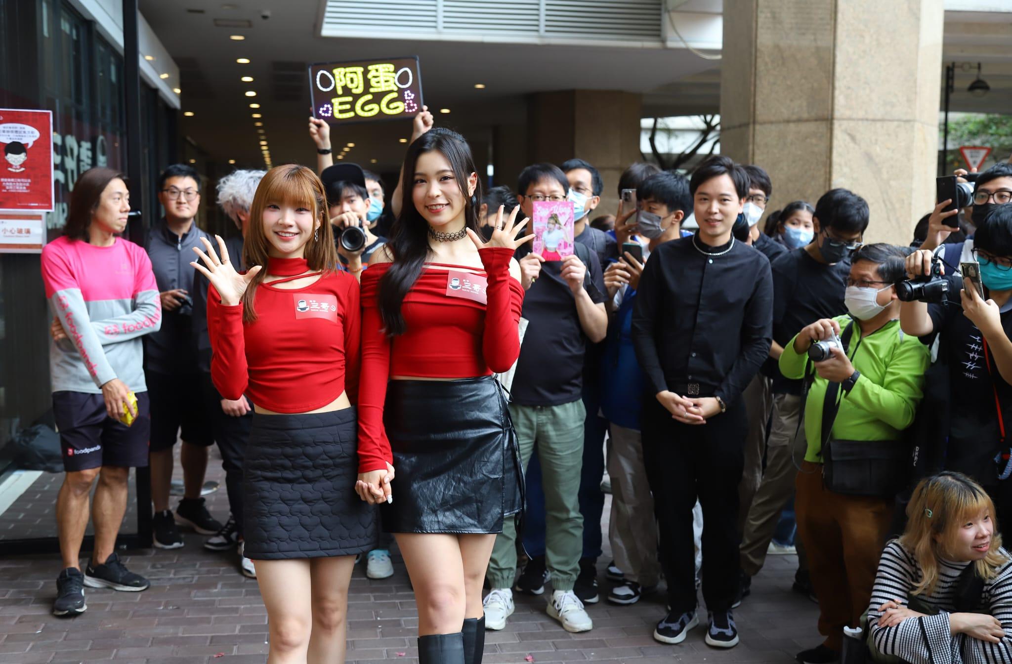 Lolly Talk成員黃敏蕎(阿妹)和黃詠霖(阿蛋)今日孖住出席活動,大批粉絲守候。(羅錦鴻攝)