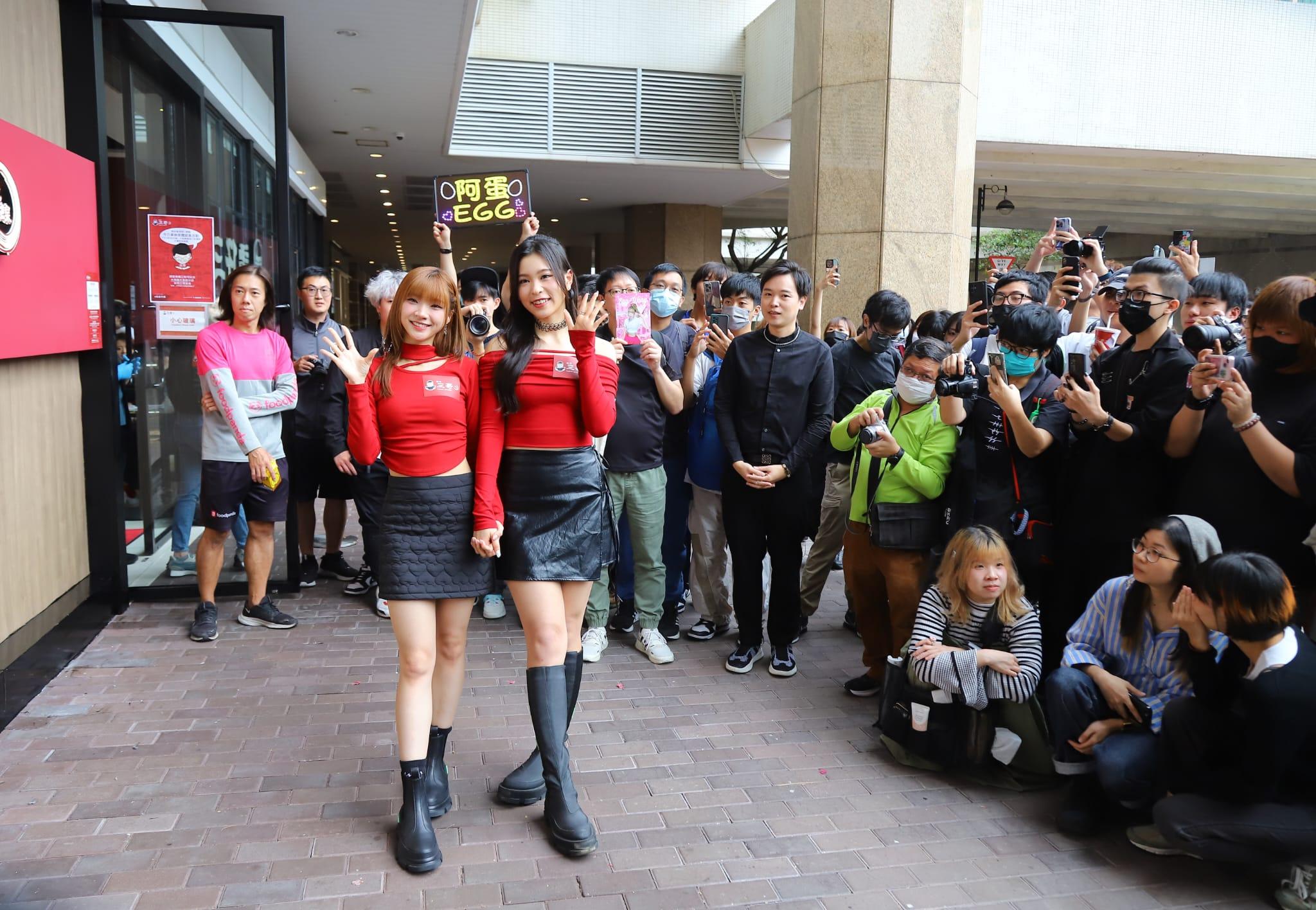Lolly Talk成員黃敏蕎(阿妹)和黃詠霖(阿蛋)今日孖住出席活動,大批粉絲守候。(羅錦鴻攝)