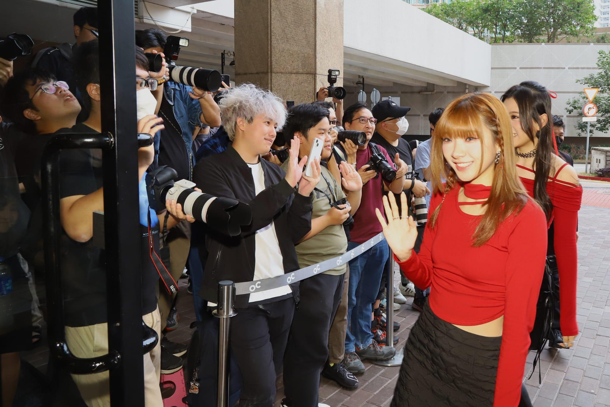 Lolly Talk成員黃敏蕎(阿妹)和黃詠霖(阿蛋)今日孖住出席活動,大批粉絲守候。(羅錦鴻攝)