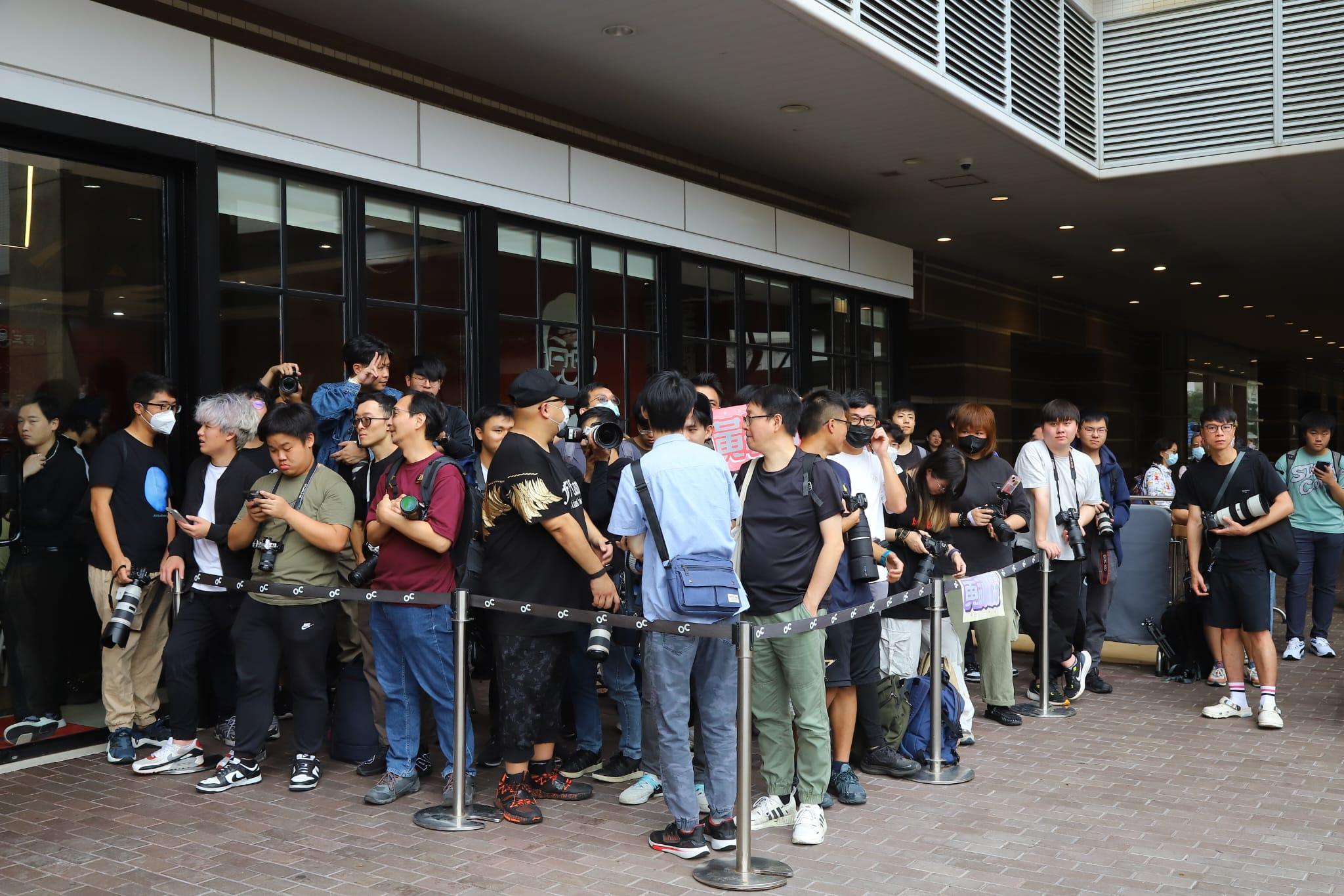 Lolly Talk成員黃敏蕎(阿妹)和黃詠霖(阿蛋)今日孖住出席活動,大批粉絲守候。(羅錦鴻攝)