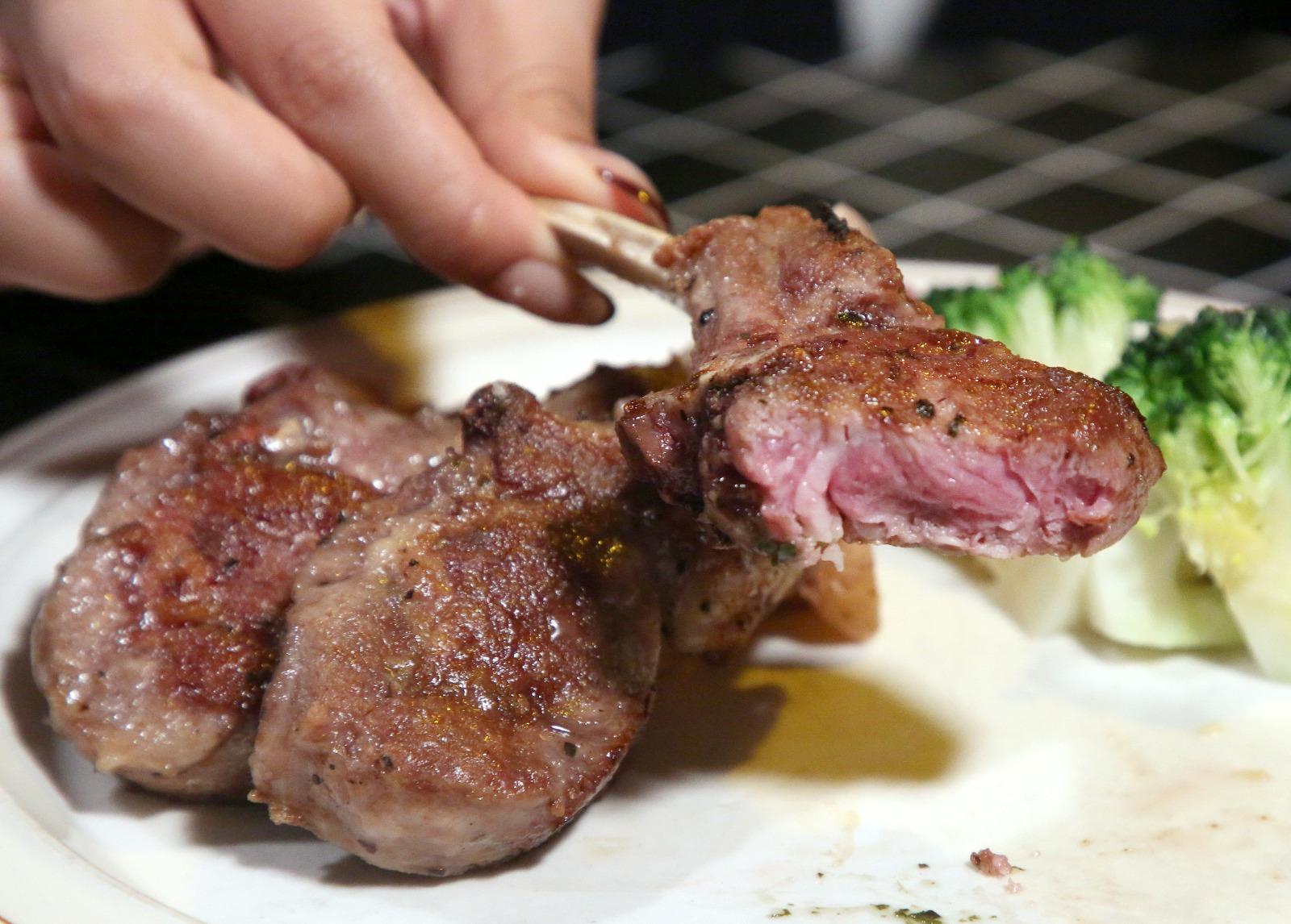 Iry透露父親用港式醃肉方法處理羊架,肉香而不羶。(攝:董立華)