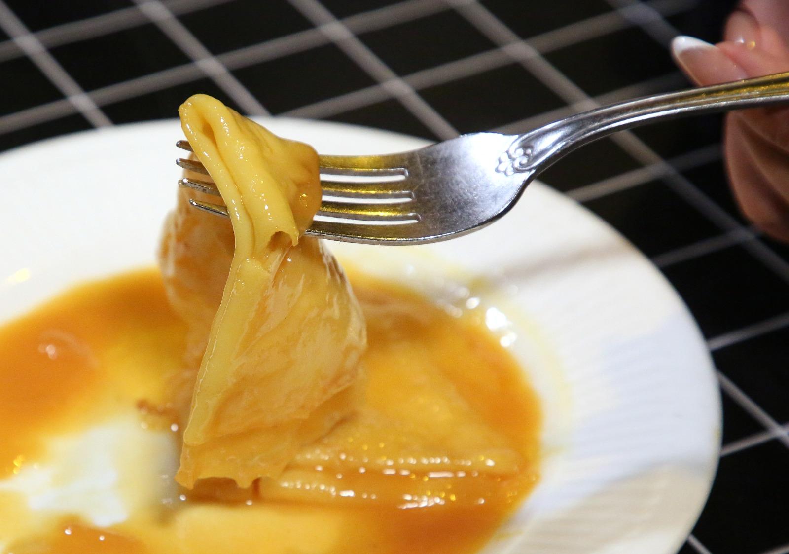 橙酒班㦸加入了四種烈酒炮製,口感煙韌,橙香撲鼻不甜膩。(攝:董立華)