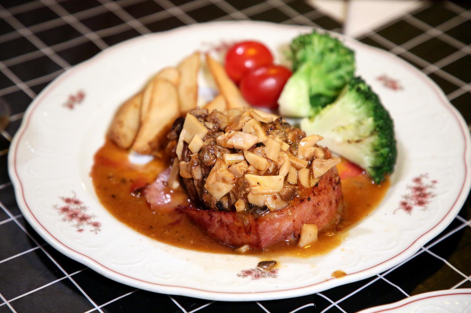 地氈式煙蠔牛柳:森美餐廳以新西蘭蠔釀入牛柳,再以煙肉包圍去煎,蠔的鮮甜和強勁牛香十分平衡。(攝:董立華)