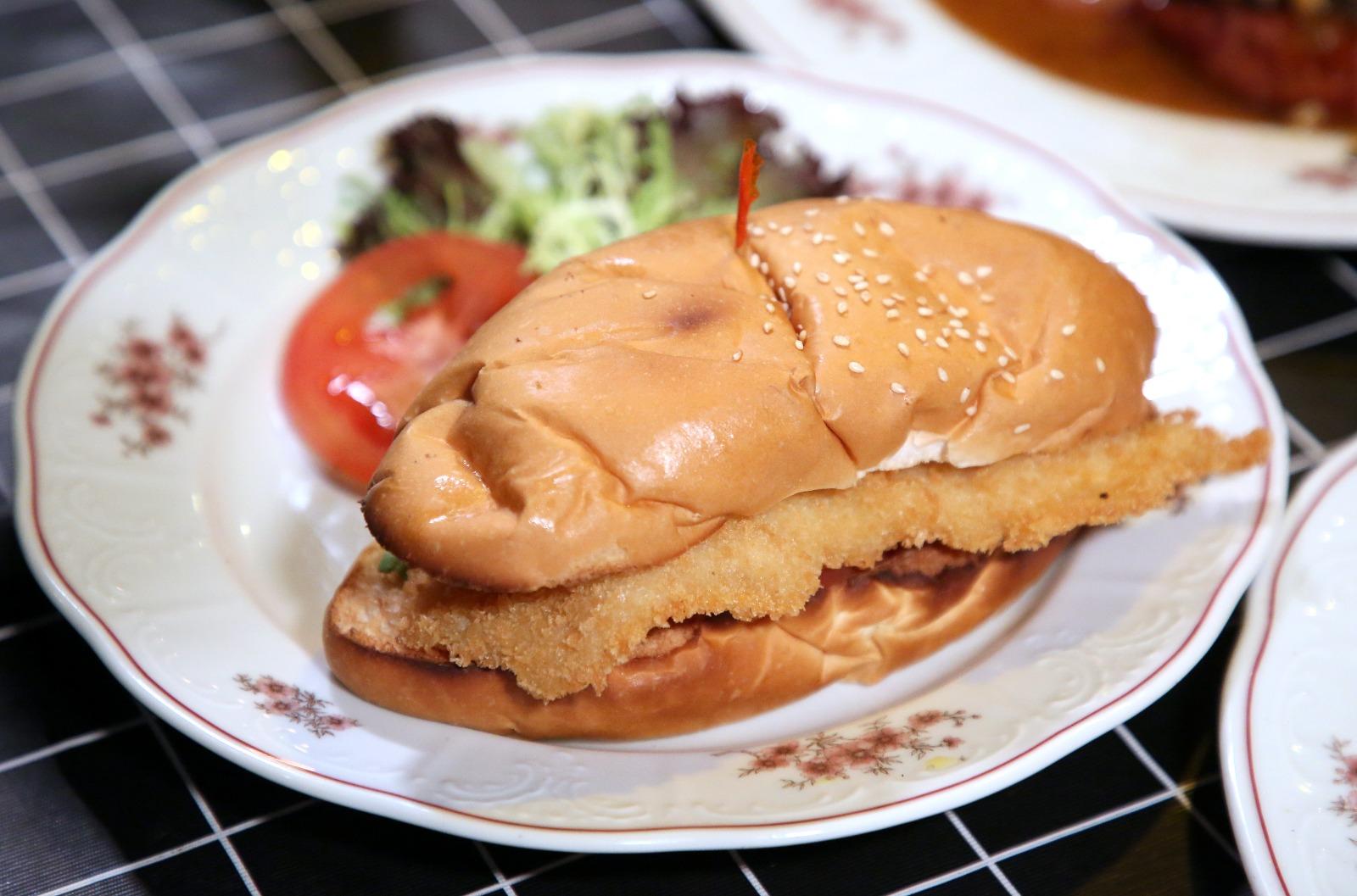 除傳統西餐,餐牌上的「熱貓」,其實是殖民年代文化抗衡的產物,目的是和西式的熱狗唱反調。(攝:董立華)
