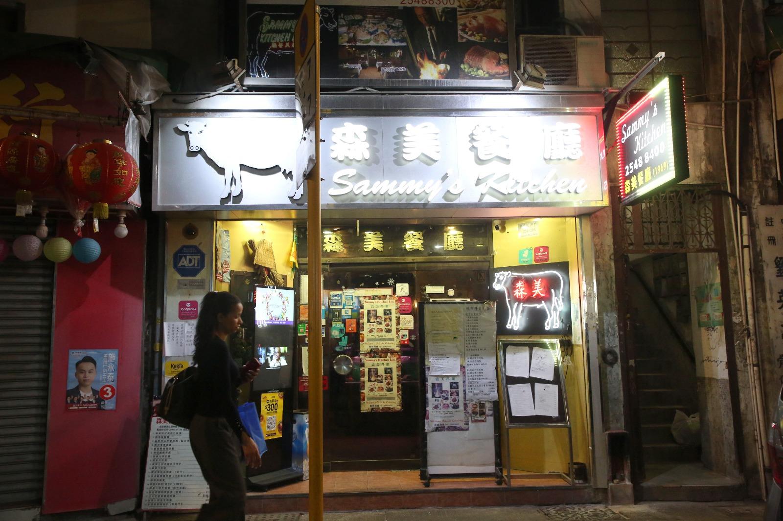 從前車來人往的皇后大道西,總有一隻發光的「牛牛」等著西營盤的街坊回家。(攝:董立華)