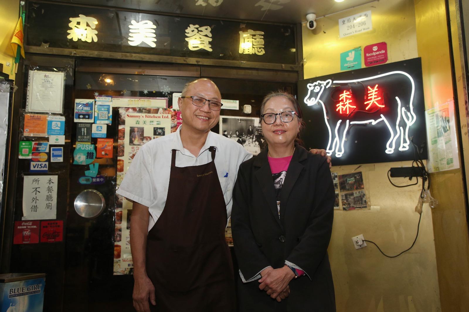 (右)大家姐Iry負責接待客人和到會服務,(左)三弟則負責水吧和樓面。(攝:董立華)