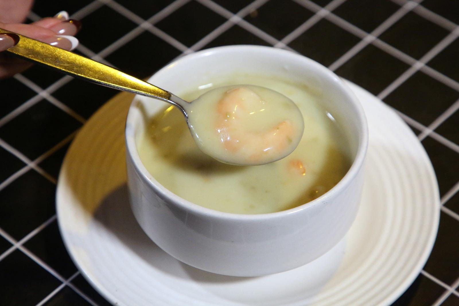 牛油果大蝦湯:牛油果在當年是罕見食材,入口綿滑,更滲岀絲絲牛油果香氣。(攝:董立華)