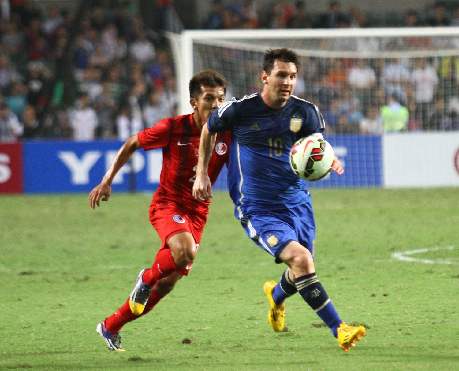 美斯2014年帶領阿根廷以7︰0大勝香港足球隊,球王在香港大球場上陣30分鐘。(資料圖片)