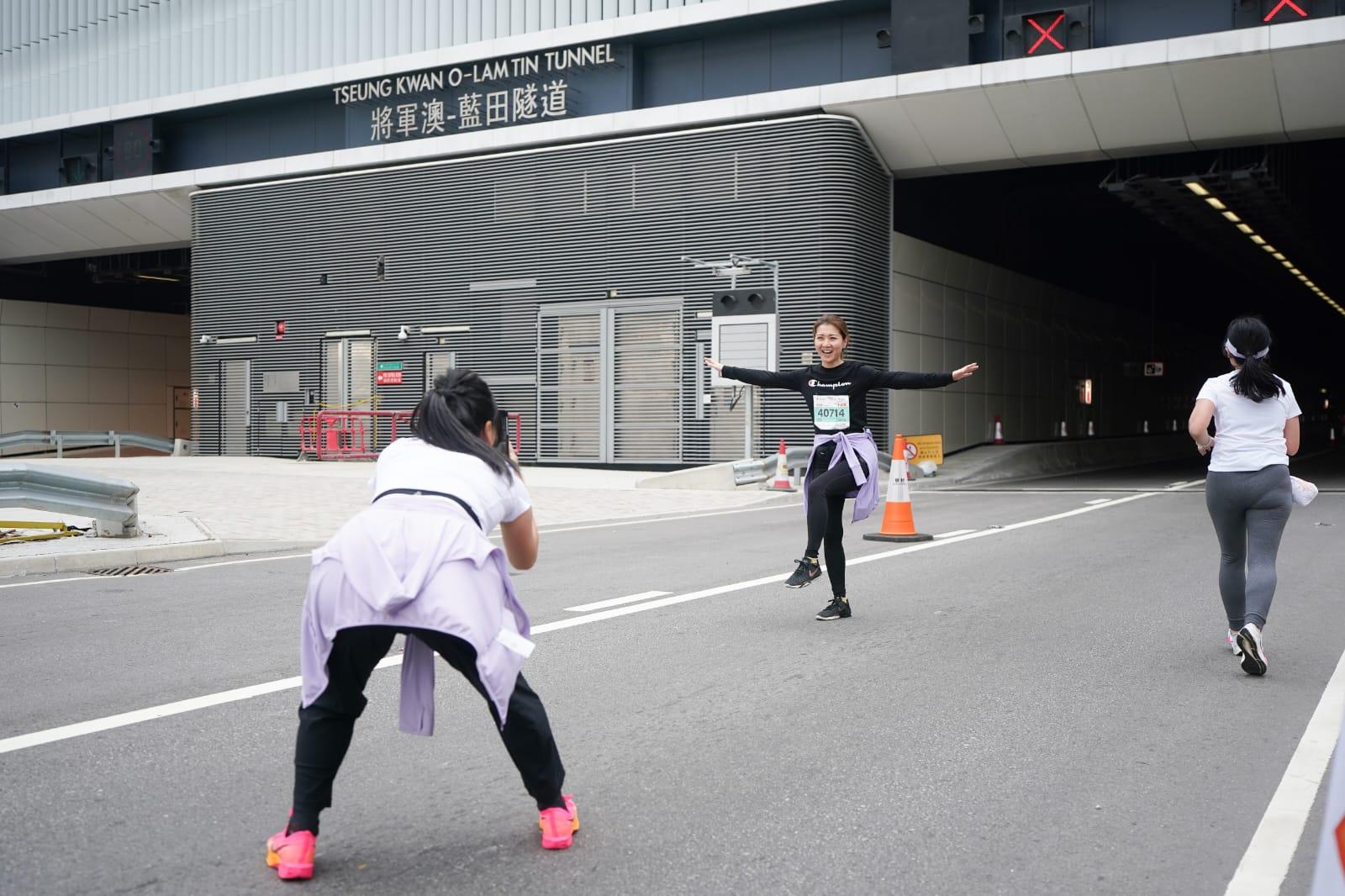 香港街馬疫後復辦 逾兩萬跑手寒冷天氣下開跑 (李睿哲攝)