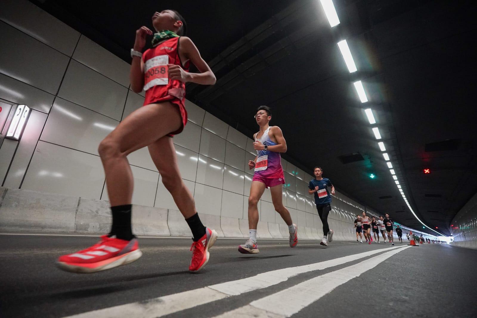香港街馬疫後復辦 逾兩萬跑手寒冷天氣下開跑 (李睿哲攝)