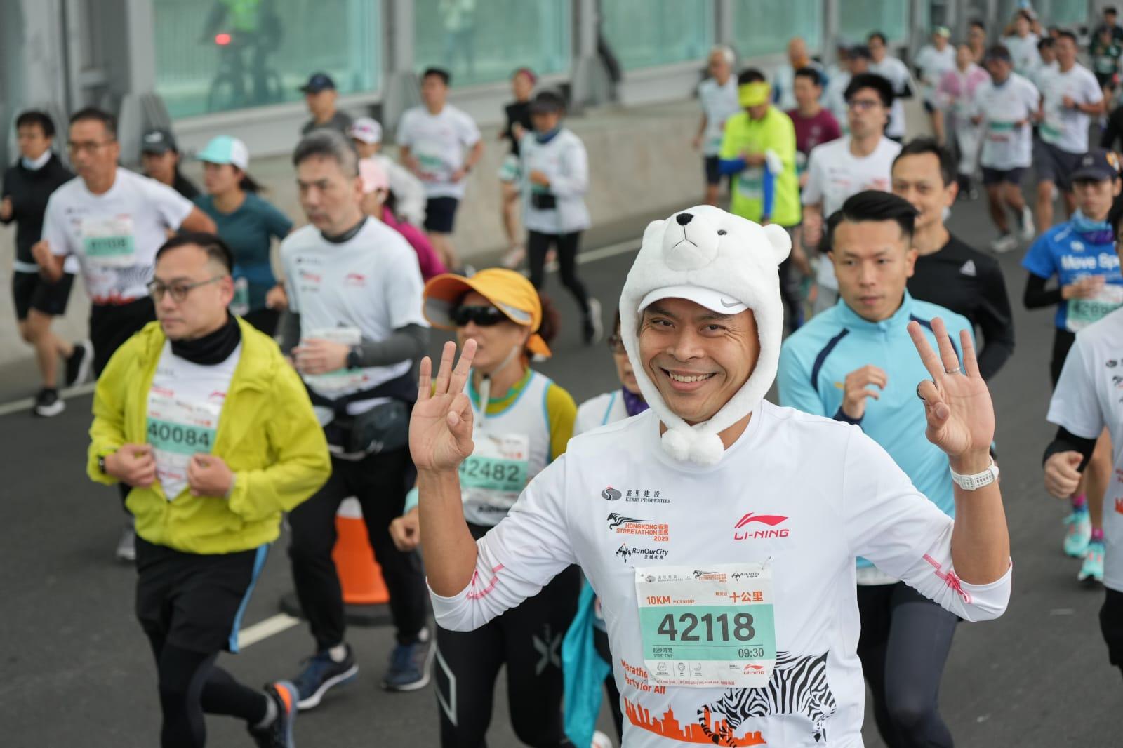 香港街馬疫後復辦 逾兩萬跑手寒冷天氣下開跑 (李睿哲攝)