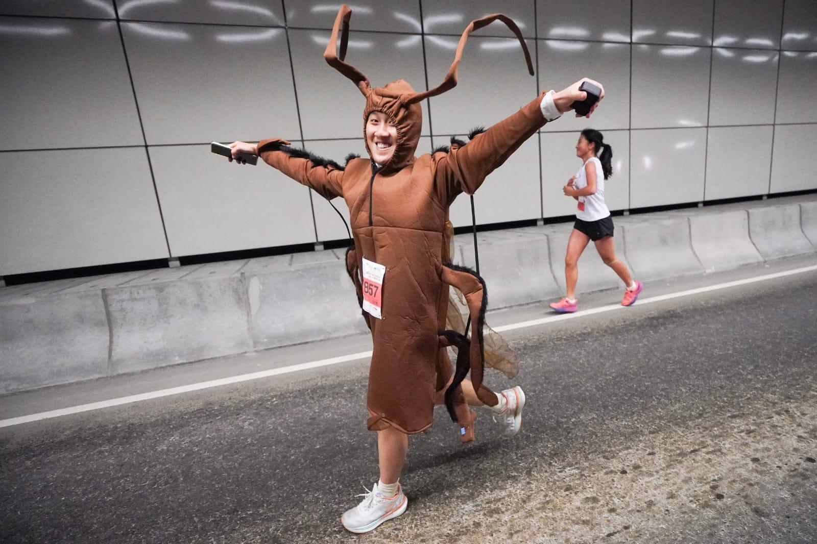 有不少跑手「盛裝出席」,如打扮成蟑螂 (李睿哲攝)