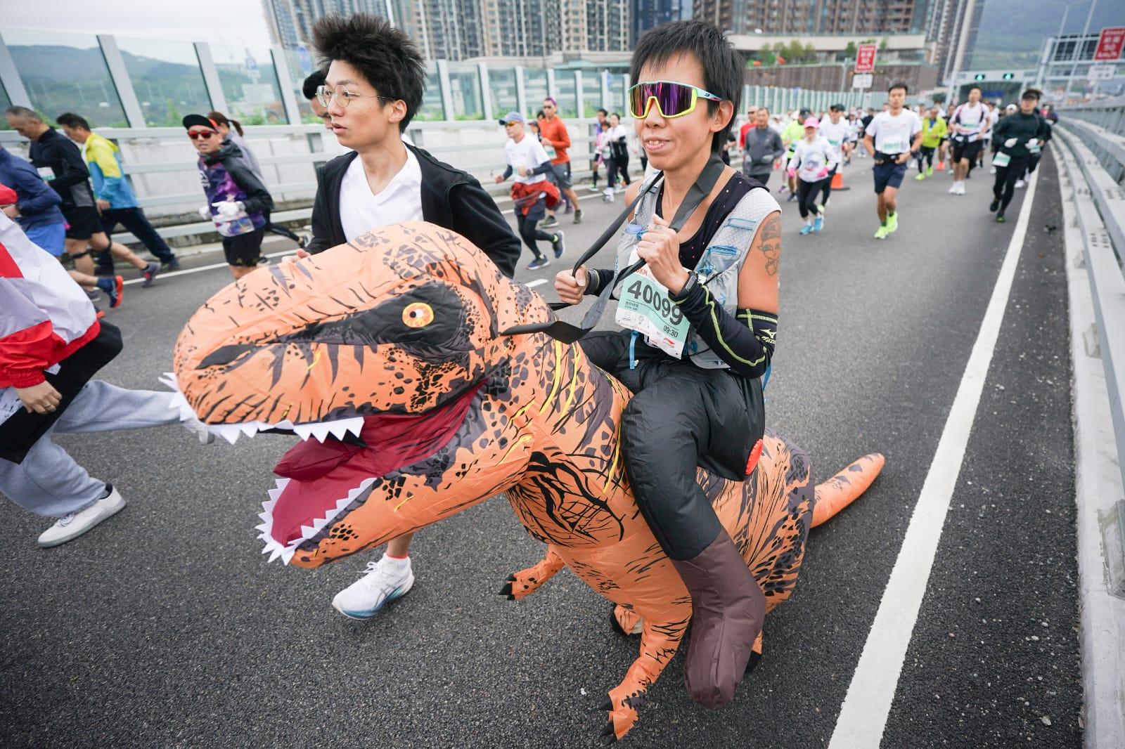 香港街馬疫後復辦 逾兩萬跑手寒冷天氣下開跑 (李睿哲攝)