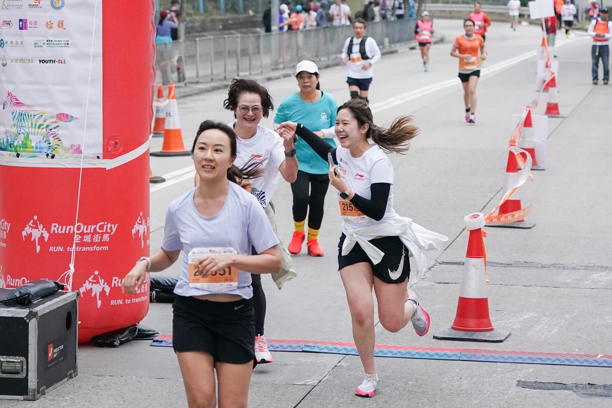 香港街馬疫後復辦 逾兩萬跑手寒冷天氣下開跑 (李睿哲攝)