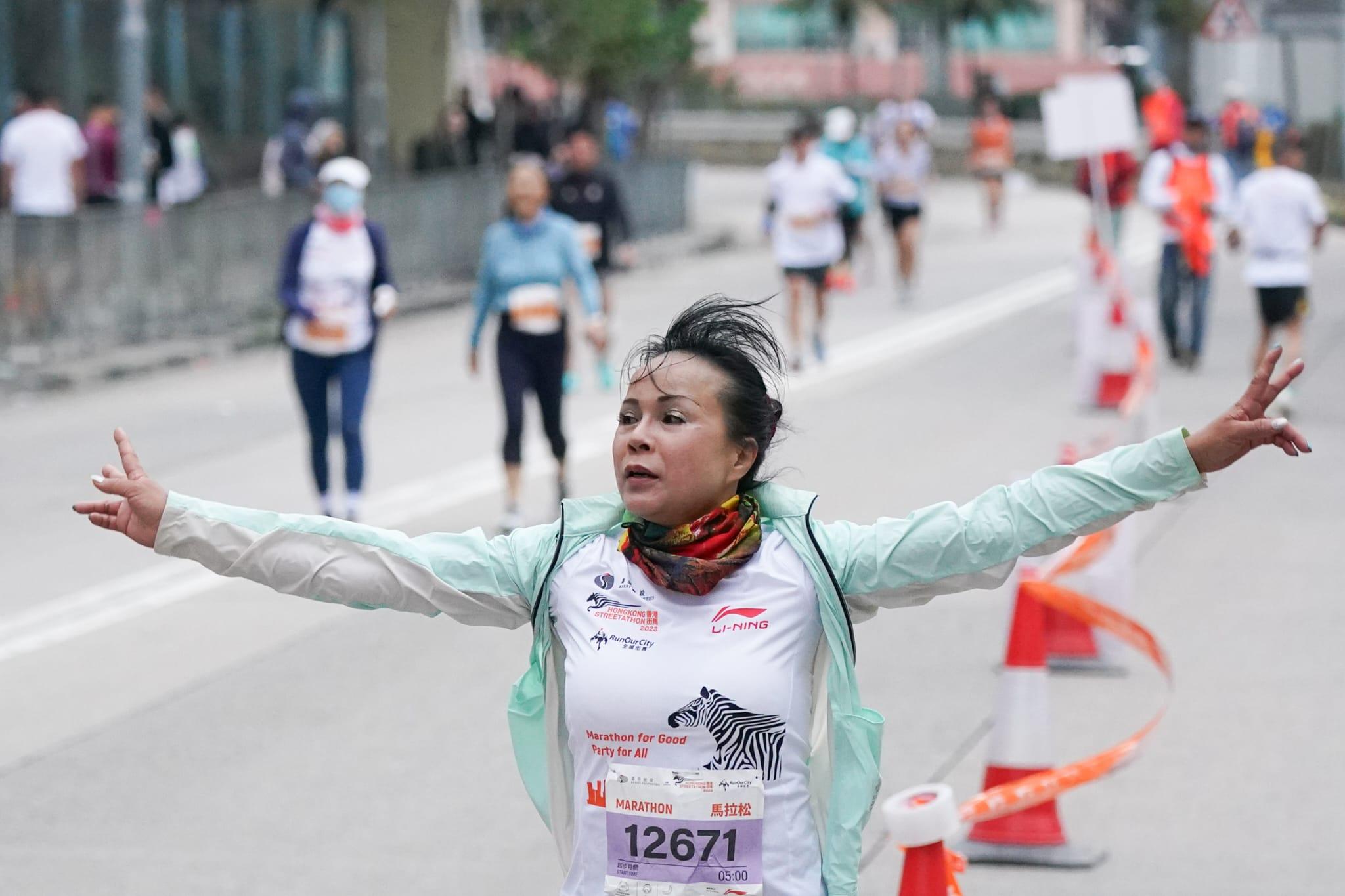 香港街馬疫後復辦 逾兩萬跑手寒冷天氣下開跑 (李睿哲攝)
