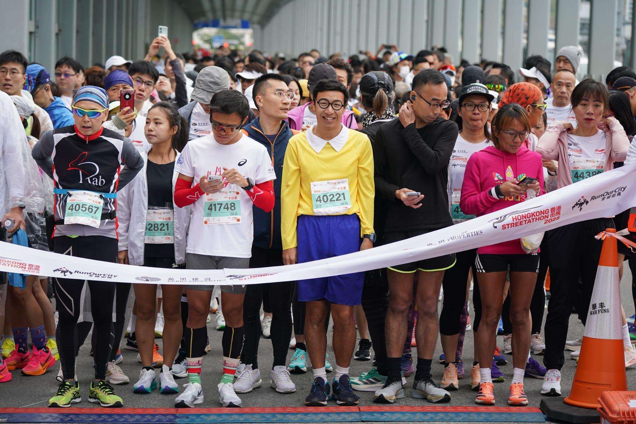 有不少跑手「盛裝出席」,如打扮成大雄。 (李睿哲攝)