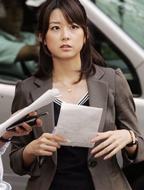 日本美女主播秋元優里被指多次外遇,在2018年與生田龍聖胞弟生田斗真離婚