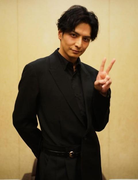 生田斗真與清野菜名於2020年結婚,男人味十足