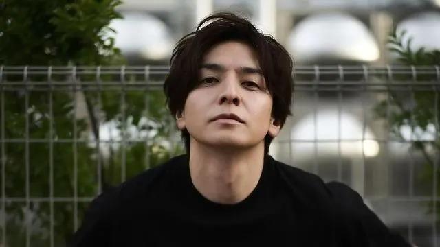 生田斗真與清野菜名於2020年結婚,男人味十足