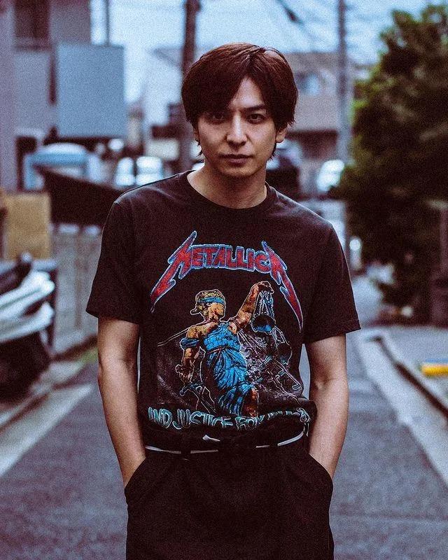 生田斗真與清野菜名於2020年結婚,男人味十足