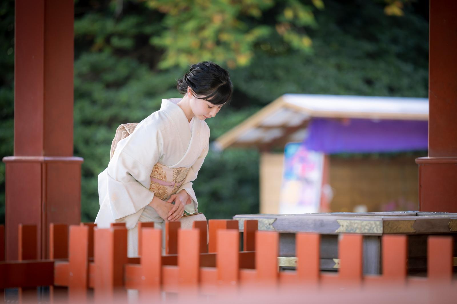 日本神社參拜禮儀及順序,朝著神位鞠躬2次( 圖片來源:pakutaso)