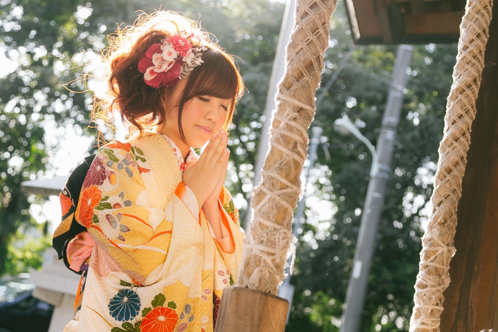 日本神社參拜禮儀及順序,如有繩鈴,搖響一下( 圖片來源:pakutaso)