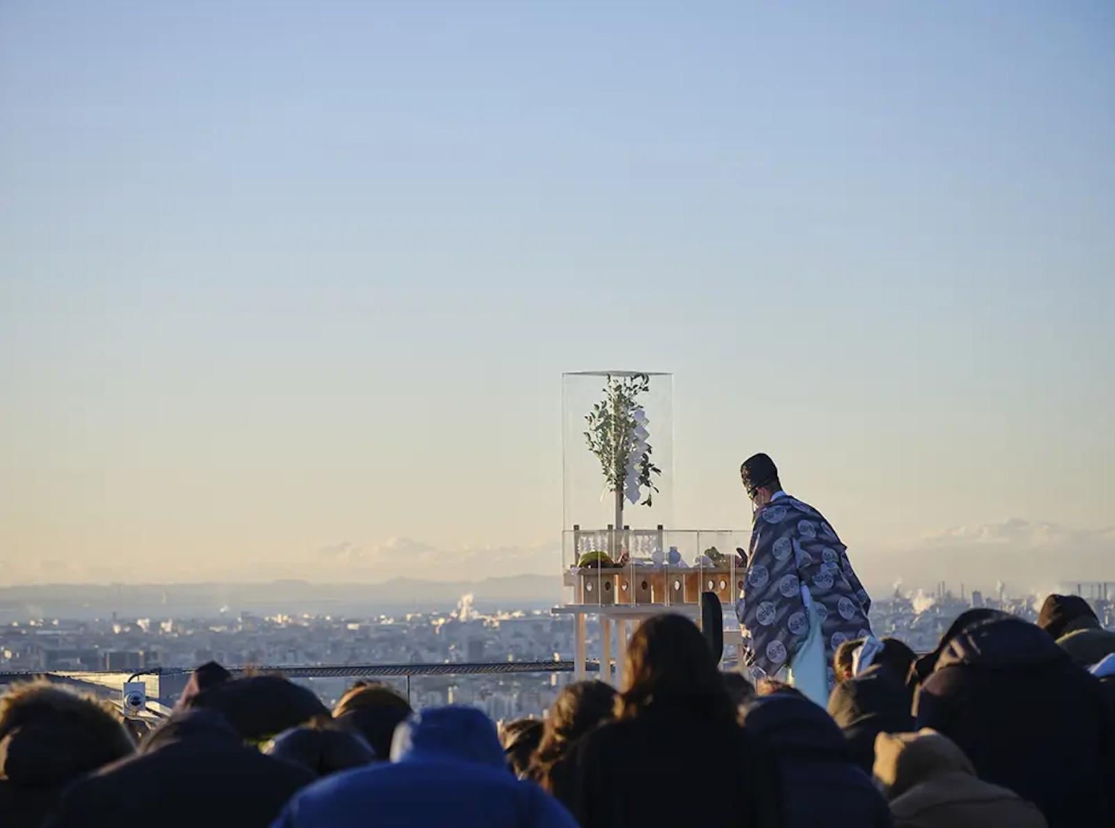 東京大阪自由行|屋頂「SKY STAGE」由金王八幡宮設置特別祭壇。(圖片來源: Shibuya Scramble Square)