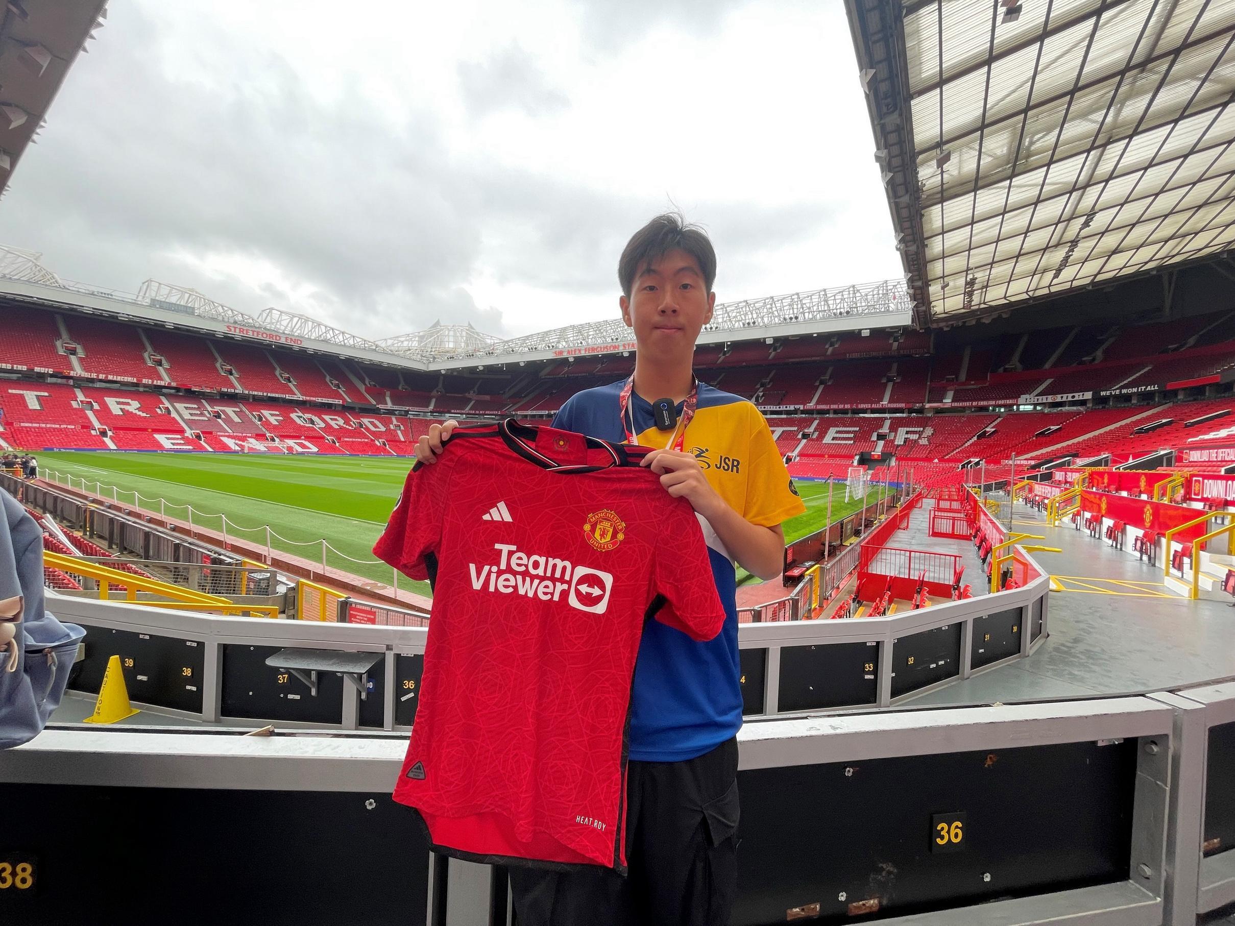 賽馬會青少年體育記者計劃,黃凱彥透過計劃一嘗到曼聯奧脫福球場的機會