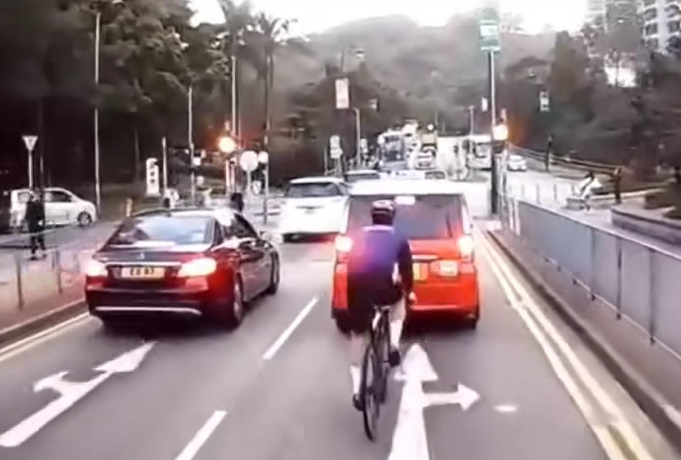 車Cam直擊|新界單車收掣不及 騎手頭撼的士擋風玻璃 (@fb 車cam L(香港群組)/Dennis Pun 圖片)