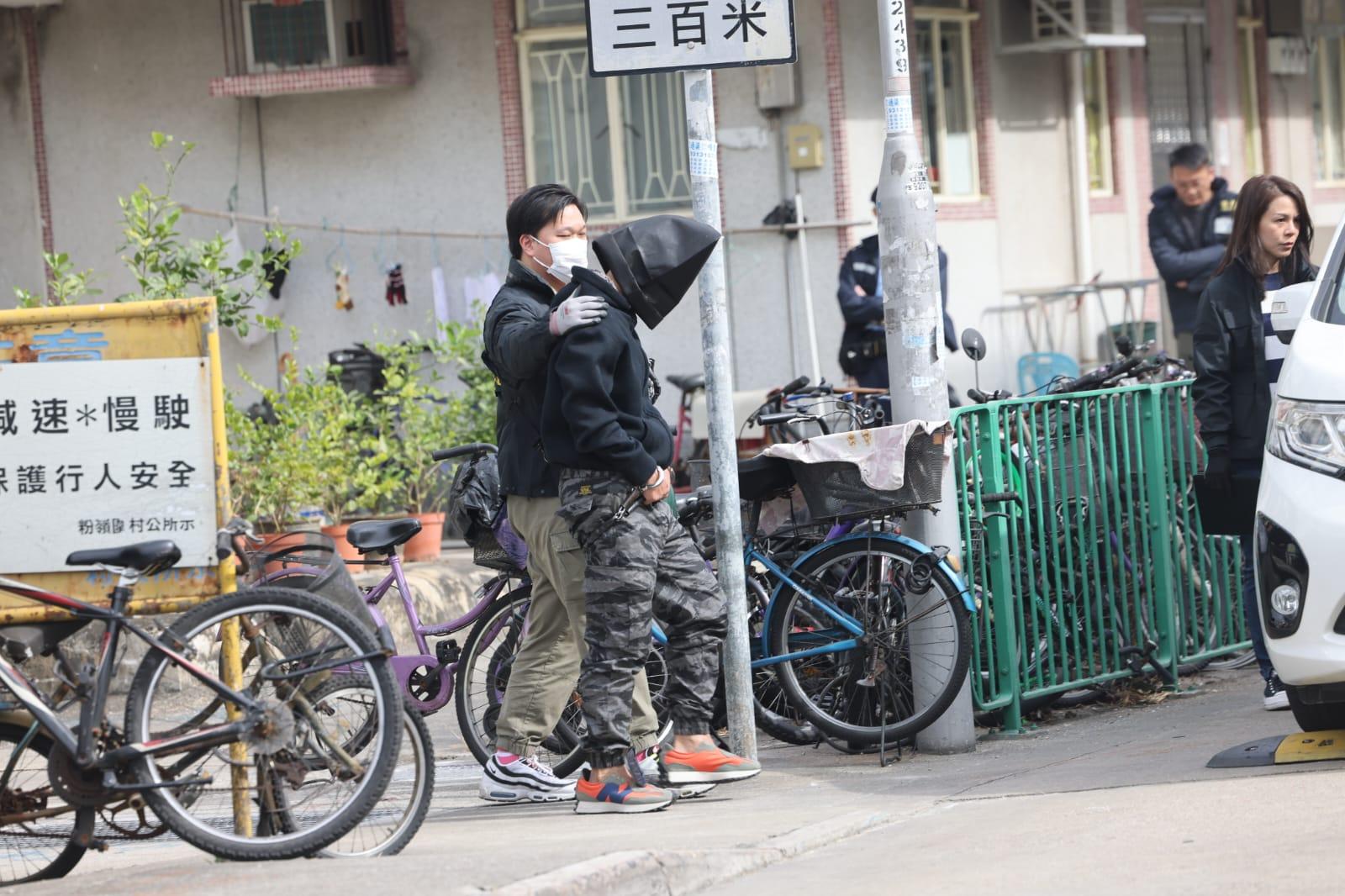 上水22歲內地碩士生伏屍街頭疑涉毒品派對 疑犯黑布蒙頭押返涉案村屋重組案情 (持續更新)