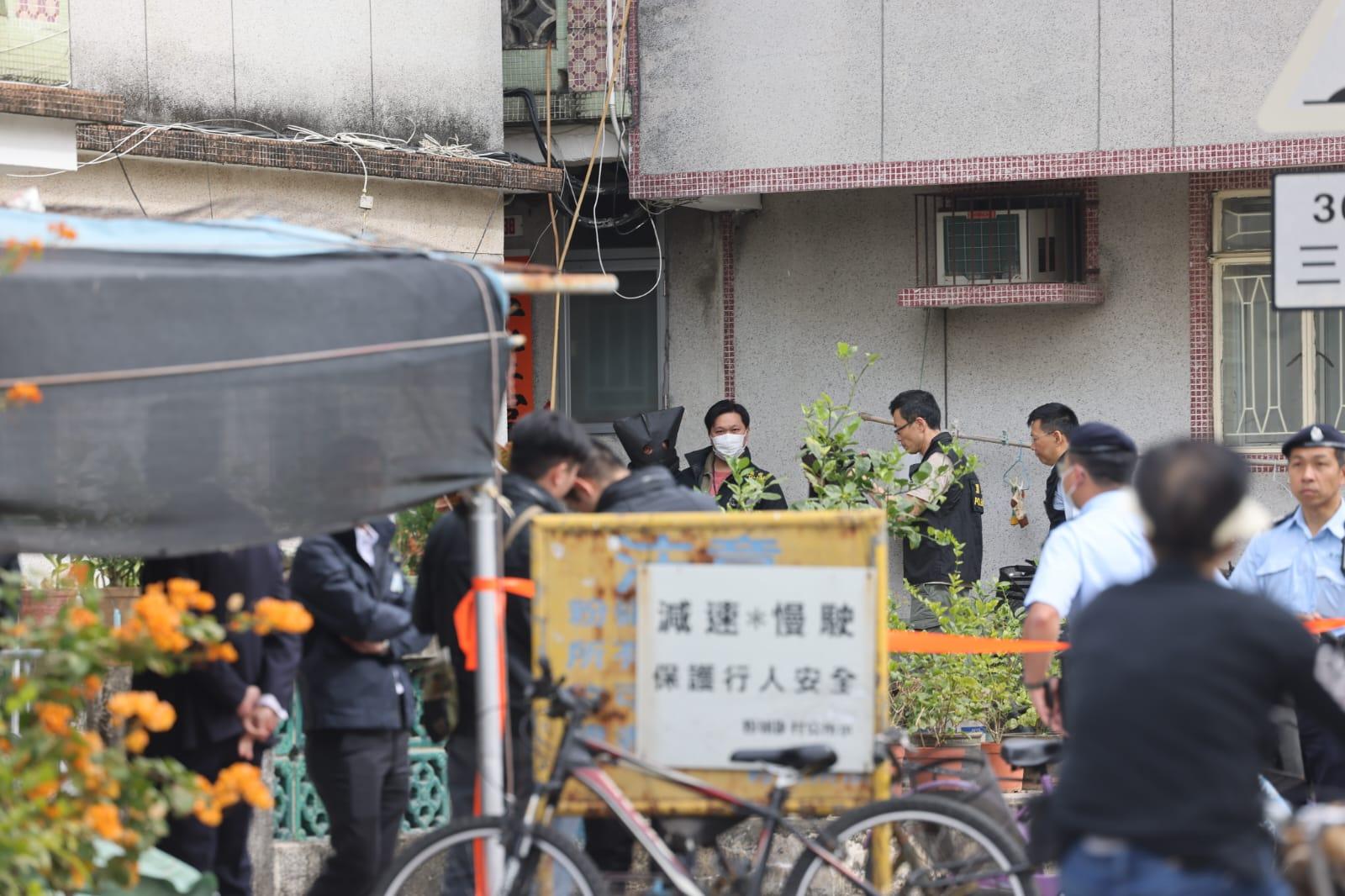 上水22歲內地碩士生伏屍街頭疑涉毒品派對 疑犯黑布蒙頭押返涉案村屋重組案情 (持續更新)