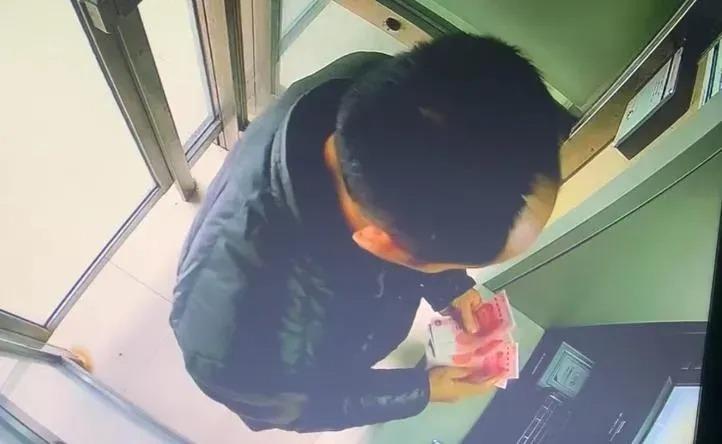 男子ATM提取1500人民幣竟有6張「點鈔練功券」? 閉路電視還原真相,指男子提取時全是真鈔
