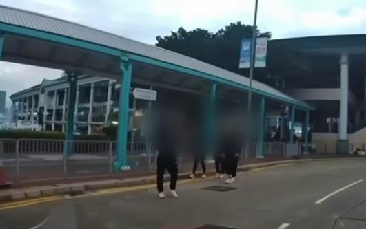 中環私家車連撞3巴士 5人棄車登的士遭拒載徒步逃走