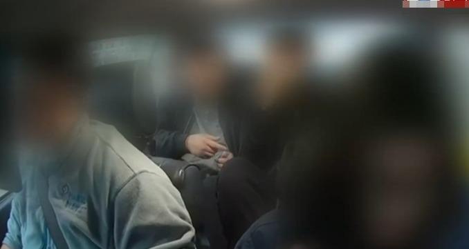 中環私家車連撞3巴士 5人棄車登的士遭拒載徒步逃走