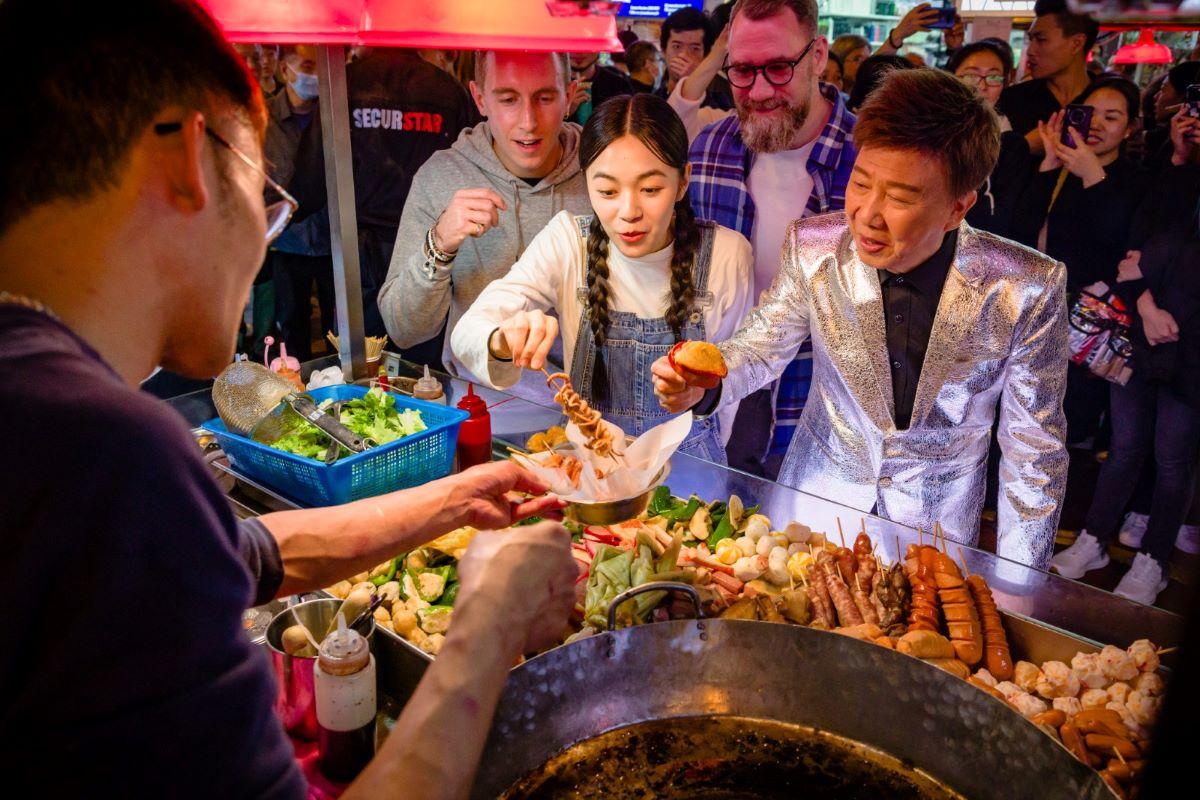香港夜經濟|旅發局夥「廟街歌王」尹光宣傳,推廣廟街舊情新風貌。
