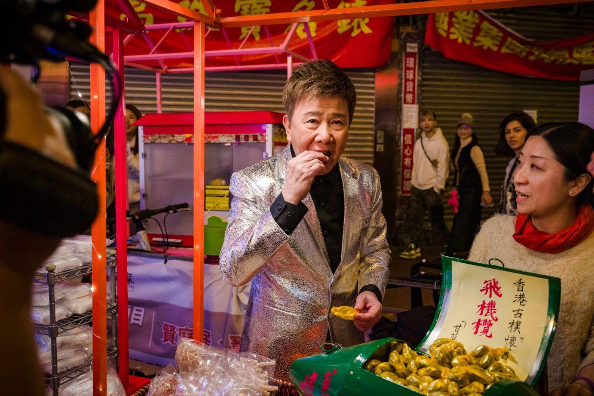 香港夜經濟|旅發局夥「廟街歌王」尹光宣傳,推廣廟街舊情新風貌。