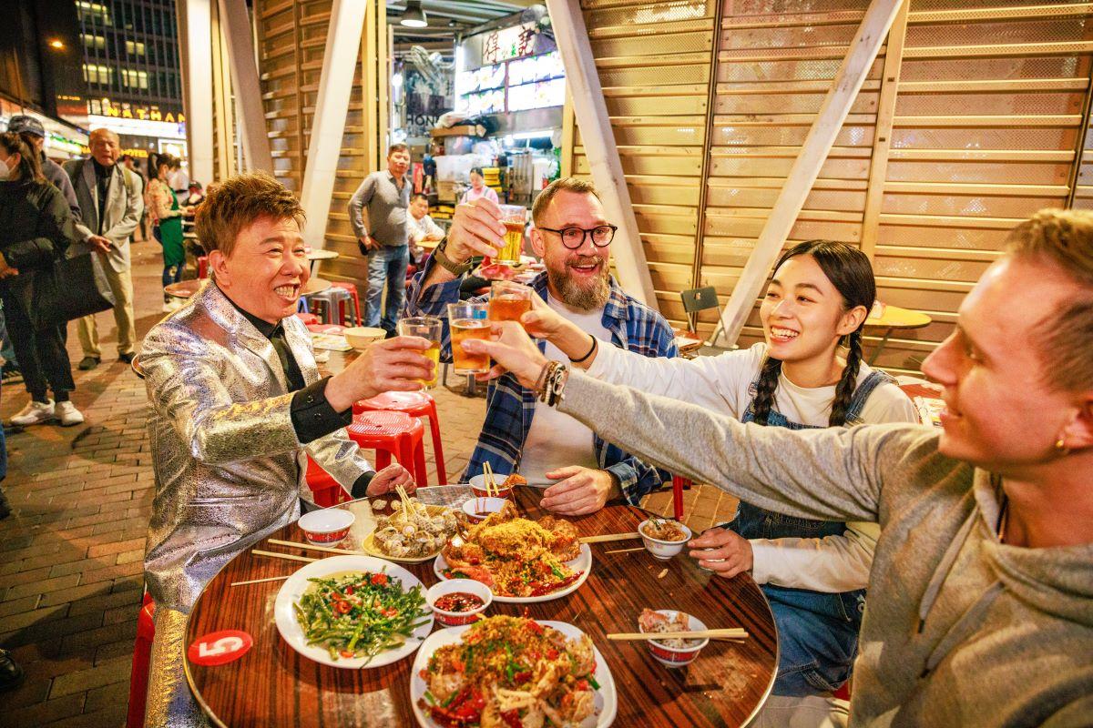 香港夜經濟|旅發局夥「廟街歌王」尹光宣傳,推廣廟街舊情新風貌。