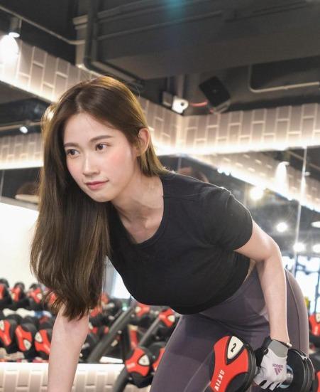 波波黃婧靈身材突出,一度於TVB多個節目中曝光(波波黃婧靈IG)