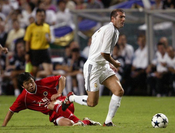 2003年法國球王施丹在香港大球場獻技,星味十足。
