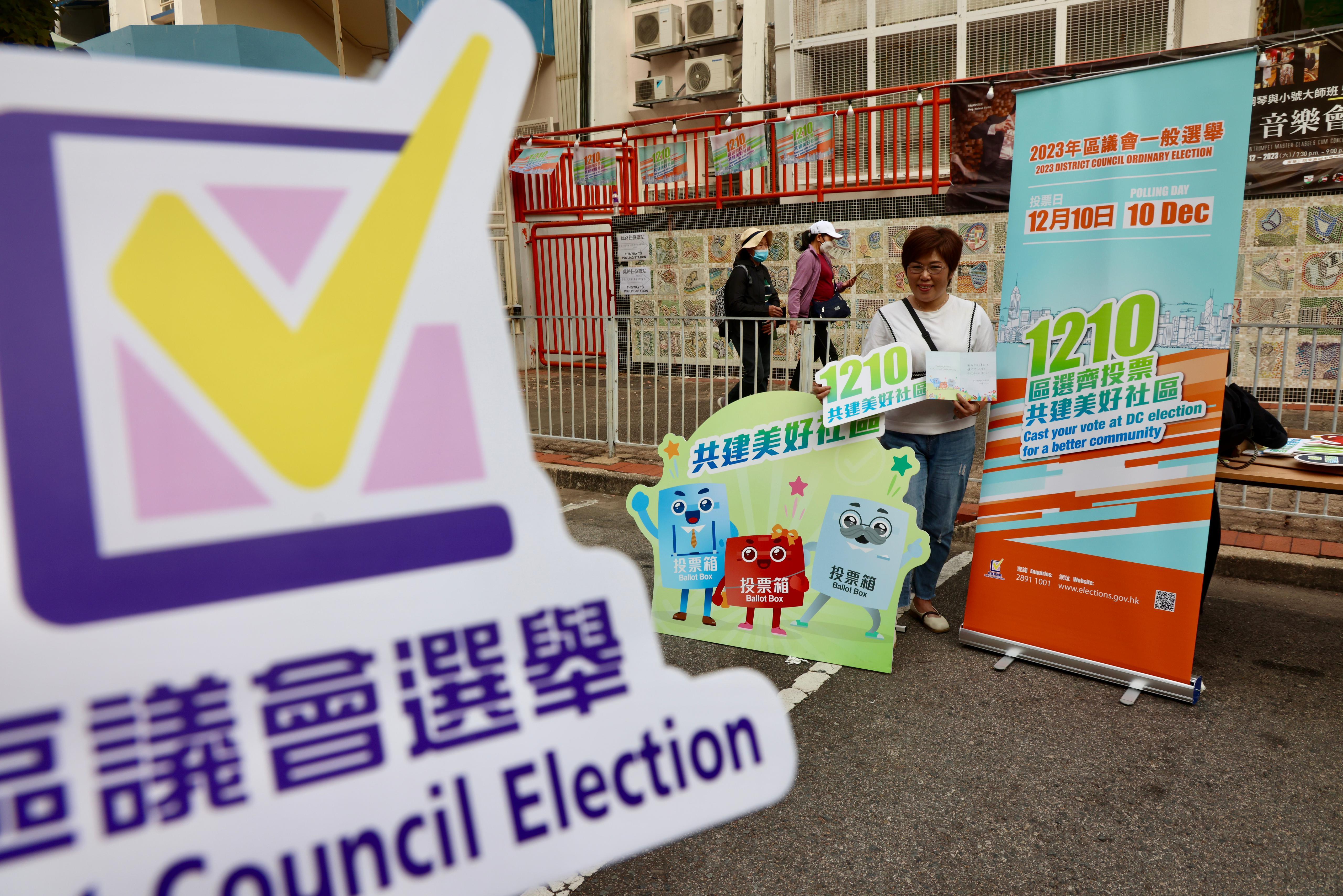區議會選舉2023|昨晚多區票站電子系統出現故障,部分選民未能即時投票。(鍾式明攝)