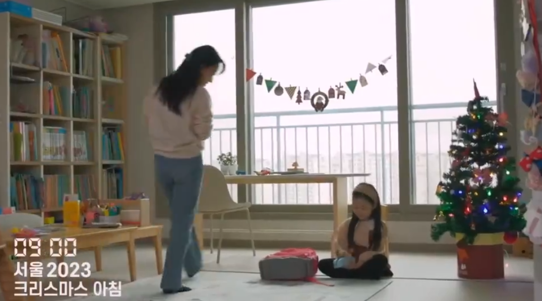 影片題為「想像一下如果這件事發生在你的國家身上」,講述在聖誕節當日,一名在首爾居住的母親帶著年幼女兒參加學校才藝表演