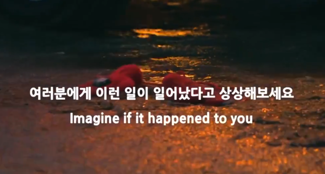 ,頭部渾身是血的母親被武裝分子綁架。她四處張望着尋找孩子,但只看到地上留下孩子的一雙紅手套。