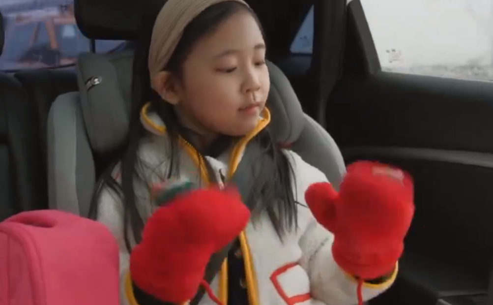 影片題為「想像一下如果這件事發生在你的國家身上」,講述在聖誕節當日,一名在首爾居住的母親帶著年幼女兒參加學校才藝表演